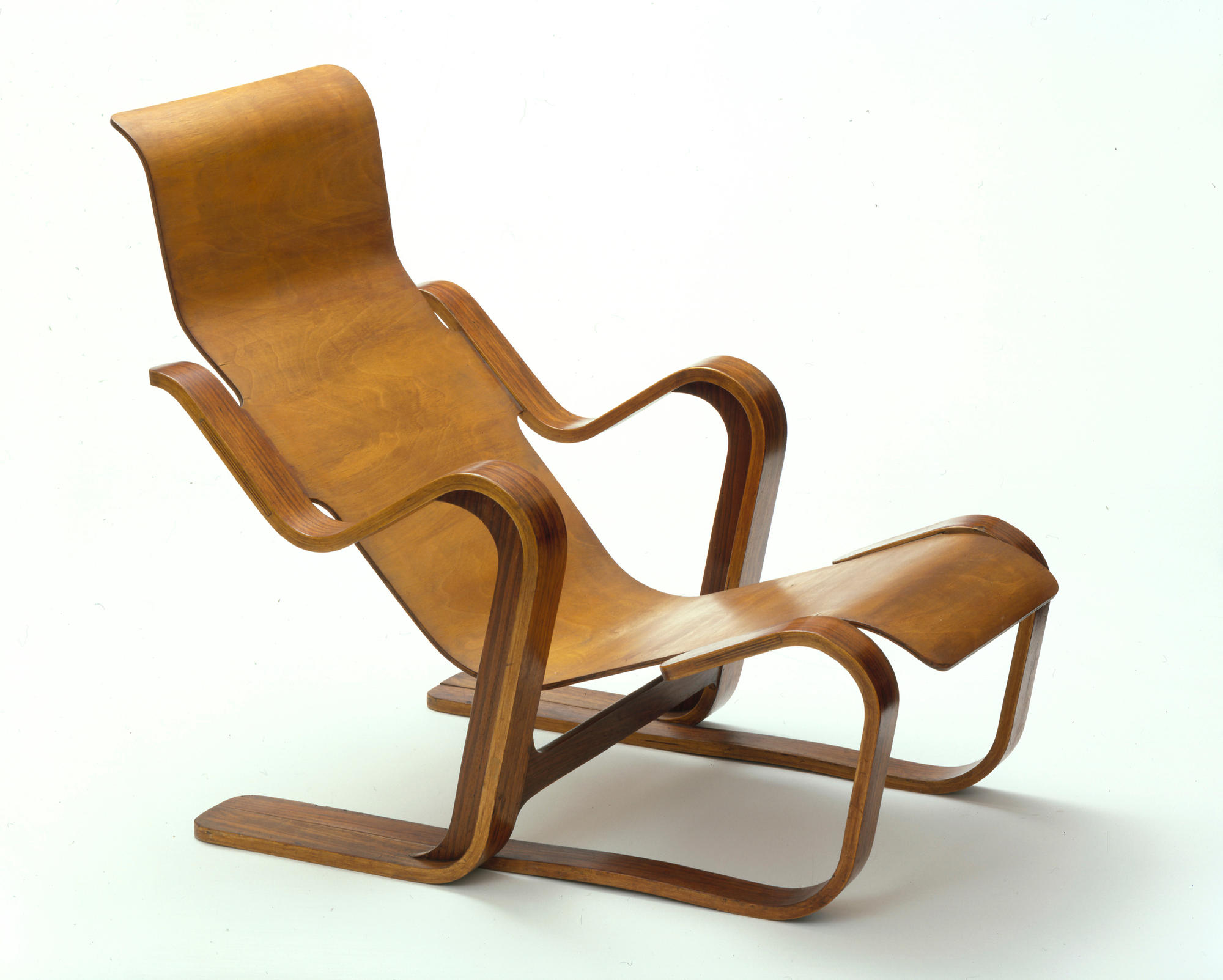Long Chair (short version). Made by Isokon. Plywood. British, 1935-1936. CIRC.80-1975.